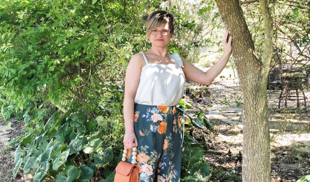 floral pants look with purse