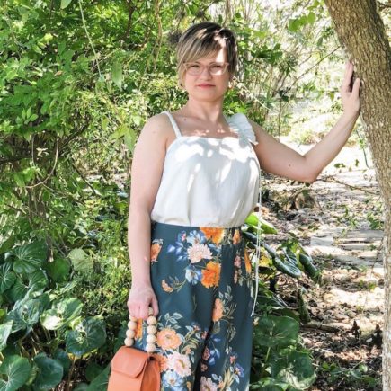 floral pants look with purse